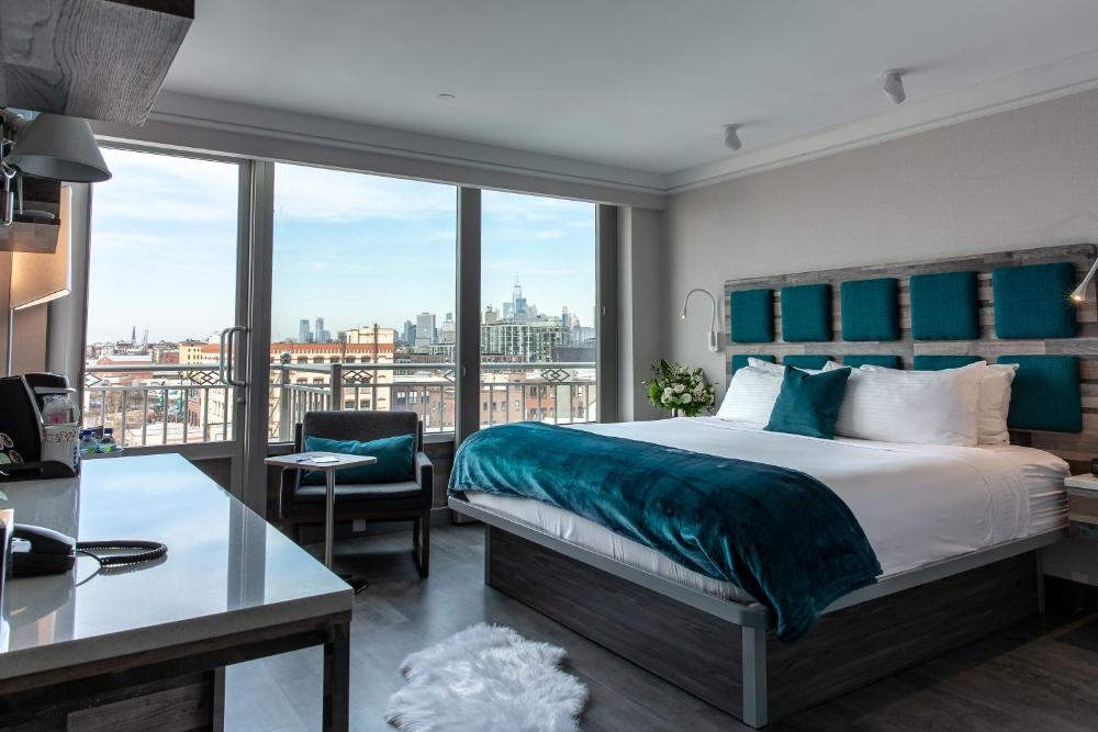 Signature Collection Deluxe King Terrace Manhattan View interior
